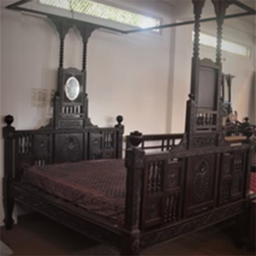 Four Poster Bed  Floral Pattern